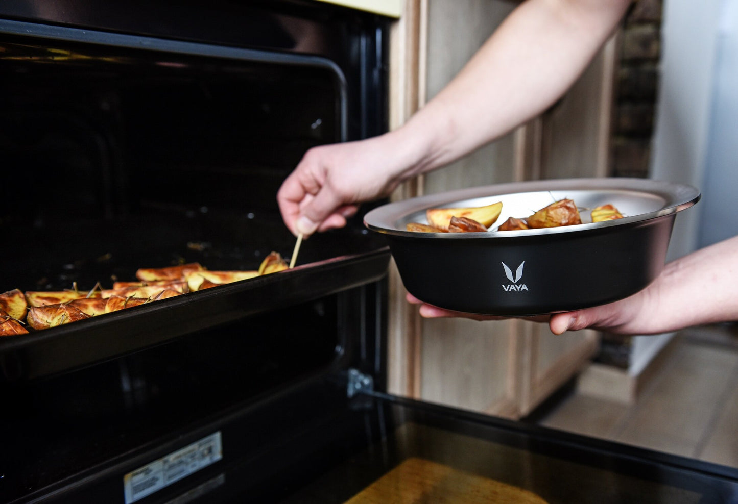 HauteCase - Kaserol Bertebat Keluli Tahan Karat Dengan Tudung | Periuk Kes Panas dan Bekas Makanan Termos | Kuali Periuk Kaserol Panas dengan Tudung 1.5L + Tudung Tindanan 